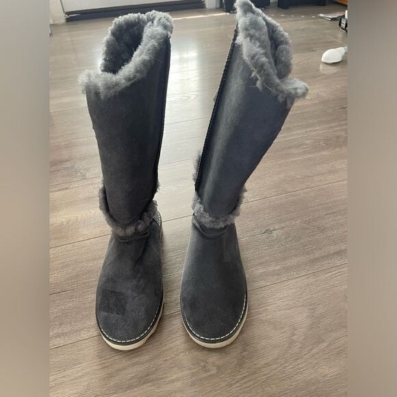 Cozy Gray Shearling Boots - Picture 4 of 10